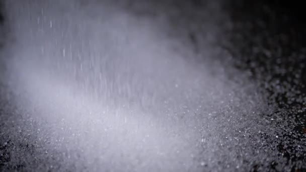Cristales Blancos Azúcar Granulado Caen Sobre Fondo Negro Cámara Lenta — Vídeos de Stock