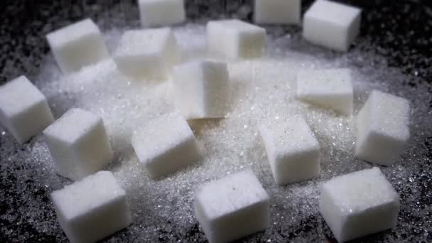 Cristais Açúcar Branco Caem Nos Cubos Açúcar Cobrindo Enchendo Superfície — Vídeo de Stock