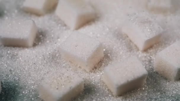白糖晶体落在糖立方体上 覆盖和填充表面 慢动作颗粒 抽象的背景 精致的糖 糖尿病 需要糖 — 图库视频影像