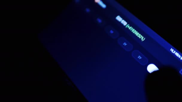 Gece Karanlık Oda Cep Telefonu Uygulamasında Kripto Para Tablosu Tüccar — Stok video