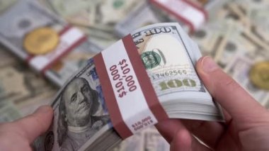 Erkek Eller Bulanık Para Arkaplanı 'nda 100 Dolarlık banknotları sayıyor. Yüzlerce dolar karşılığında 10000 Amerikan doları banknot yığını. Kripto para yatırımı. - Harika. Zenginlik.