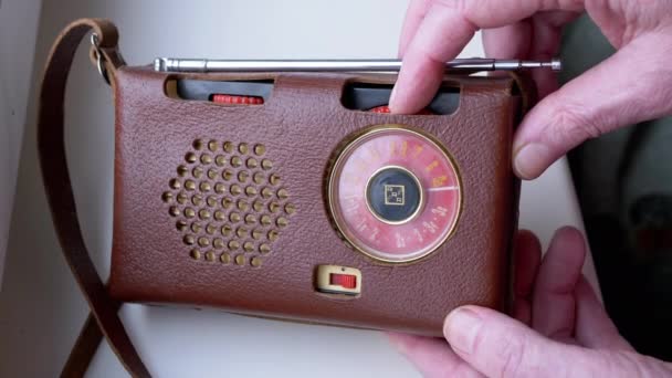 旧式复古收割机真皮箱中的男性手指调整频率 波段设置 调频波频搜索 旋转拨号 旧的带有手动调音的手提式无线电接收机 70年代 — 图库视频影像