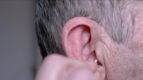 Yakından Kulak Kanalını Kulak Kirinden Pamuk Çubuğuyla Temizleyen Yaşlı Bir — Stok video