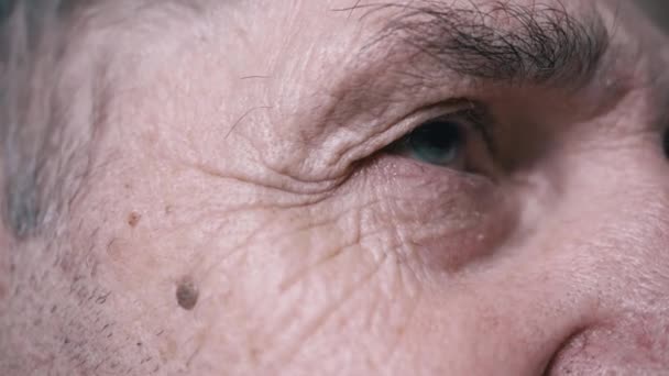 Крупный План Глубокие Морщины Толстые Брови Глаза Старик Смотрящий Расстояние — стоковое видео