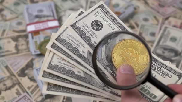Macro Vista Una Moneda Bitcoin Través Una Lupa Fondo Del — Vídeo de stock