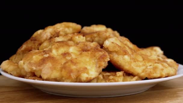 Περιστροφή Πιάτων Μαγειρεμένα Κομμάτια Τραγανό Τηγανιτό Κοτόπουλο Φιλέτο Μαύρο Φόντο — Αρχείο Βίντεο
