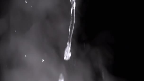 Jato Água Fervente Quente Derramamento Fundo Nuvens Vapor Branco Evaporação — Vídeo de Stock