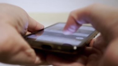 Kadın Parmaklar, Sosyal ağlardaki Haber Kaynağı 'nda bir cep telefonunda geziniyor. Yakın plan. Akıllı telefondan mobil uygulamalara bakan bir kadın. Parmaklar ekrana değsin. Akıllı telefonda hayat..