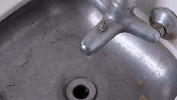 Menjalankan Water Pours Dari Old Rusty Faucet Dalam Stainless Steel — Stok Video
