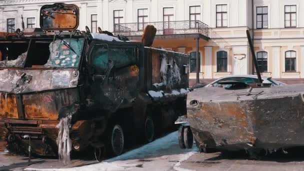 Ukraine Kiew Februar 2022 Demonstration Eines Zerstörten Verbrannten Rostigen Russischen — Stockvideo