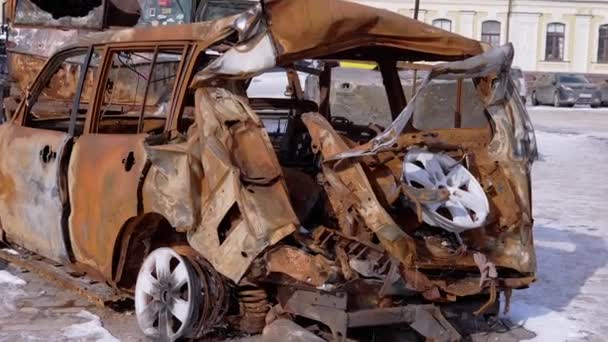 Restos Burnt Shot Rusty Car Bucha Plaza Sofía Kiev Primer — Vídeos de Stock