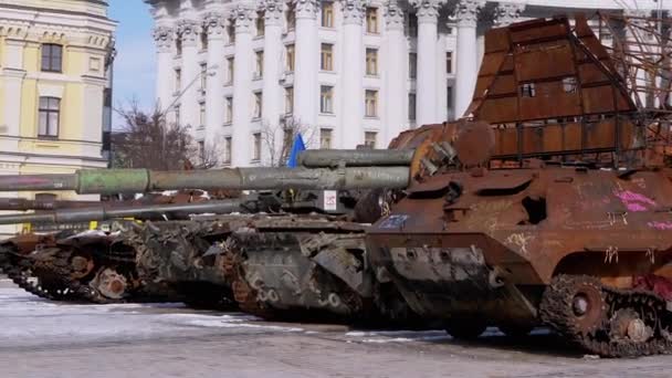 Ukraine Kyiv Luty 2022 Wystawa Zniszczonych Spalonych Zardzewiałych Rosyjskich Czołgów — Wideo stockowe