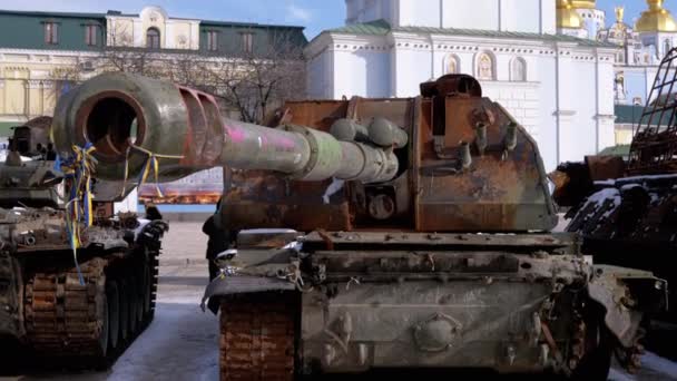 Украина Киев Февраль 2022 Выставка Разрушенных Сожженных Ржавых Русских Танков — стоковое видео