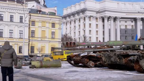 Ukraine Kyiv February 2022 Exhibition Destroyed Burnt Rusty Russian Tanks — Vídeos de Stock