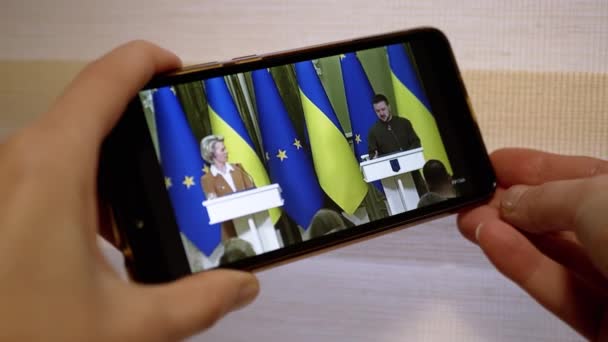 Ukraine Kamenskoe February 2023 Bir Cep Telefonu Ekranında Ukrayna Başkanının — Stok video