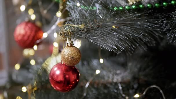 Weihnachtskugeln Weihnachtsbaum Mit Funkelnden Lichtern Auf Verschwommenem Hintergrund Aus Nächster — Stockvideo