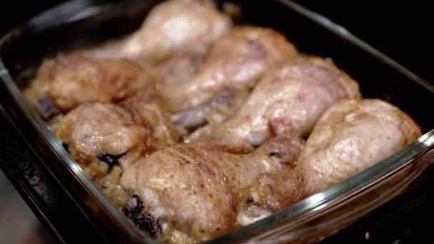 Kızarmış Çıtır Tavuk Bacağı Mutfağı Nda Fırında Pişirilmiş Shin Kapatın — Stok video