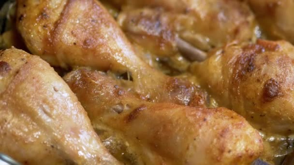炸脆鸡腿 申在一个家庭厨房烘烤在烤箱烤盘 靠近点用煮沸脂肪中的金皮配制多汁炸鸡 食品背景 — 图库视频影像