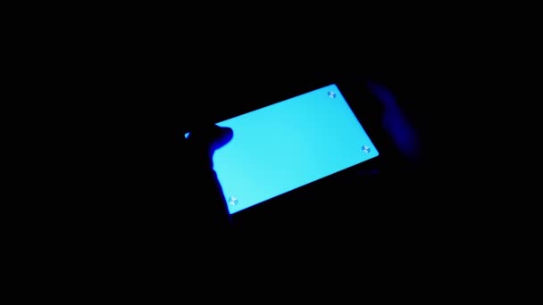 Мужчины Держат Руках Мобильный Телефон Зеленым Цветным Экраном Темной Комнате — стоковое видео