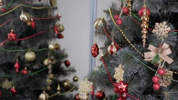 Árbol Navidad Adornado Con Juguetes Navidad Espejo Reflexión Reflejo Bolas — Vídeo de stock