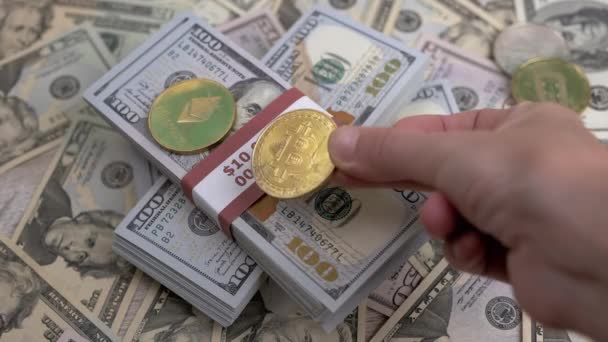 Main Met Une Pièce Bitcoin Sur Une Pile 100 Dollars — Video