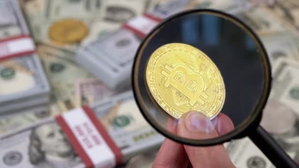 Macro Megtekintése Bitcoin Érme Keresztül Nagyító Pénz Háttér Egy Aki — Stock videók