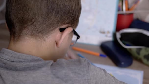 Serious Boy Glasses Drawing Strokes World Map Pencil Vista Trasera — Vídeo de stock