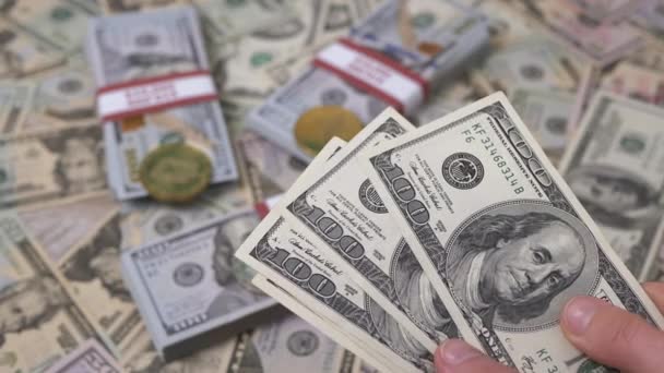 Mannelijke Handen Tellen Een 100 Dollar Facturen Wazig Geld Achtergrond — Stockvideo