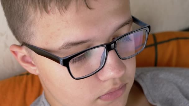 Close Face Thinking Serious Boy Com Óculos Com Lábios Cheios — Vídeo de Stock
