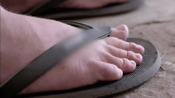 Kind Bewegt Schmutzige Nackte Füße Wippt Mit Den Fingern Macht — Stockvideo