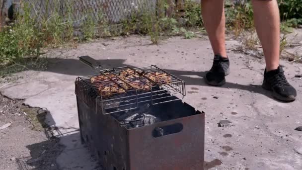Manliga Cooks Saftigt Kött Grill Grill Bakgård Solens Strålar Matlagning — Stockvideo