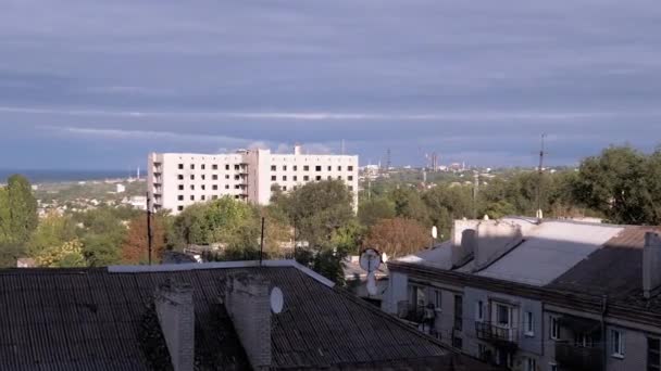 ายเมฆส เทา Cumulus บนพ นหล งของอาคารท กทอดท างเปล มมองของเม องเก — วีดีโอสต็อก