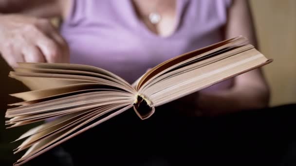 Ηλικιωμένη Γυναίκα Που Διαβάζει Ένα Βιβλίο Γυρίζοντας Τις Σελίδες Στις — Αρχείο Βίντεο