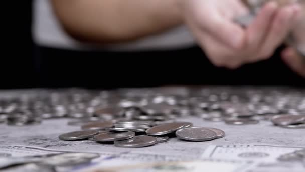 Frau Schüttet Einen Haufen Angesammelter Silbermünzen Aus Einem Glasgefäß Auf — Stockvideo
