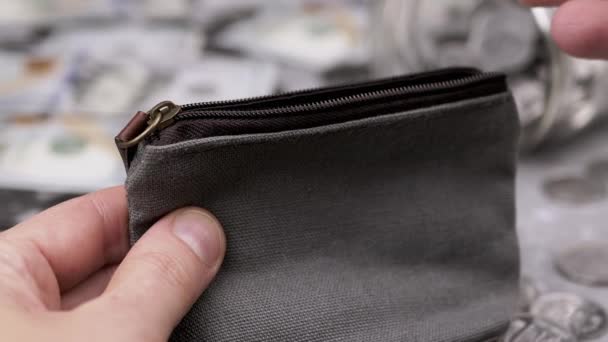Mulher Colocando Algumas Moedas Uma Bolsa Cinza Pequena Mudança Têxtil — Vídeo de Stock