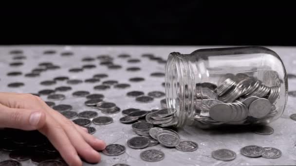 Женщина Считает Разбросанные Монеты Столе Перевернутой Стеклянной Банки Много Пенни — стоковое видео
