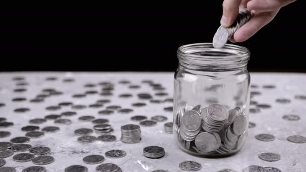 Руки Помещающие Горсть Накопленных Серебряных Монет Стеклянную Банку Банк Свиней — стоковое видео