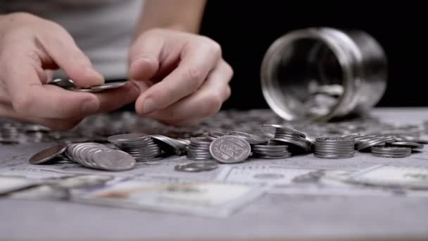 女性的手在桌上数着从玻璃瓶里倒出来的硬币 分散的乌克兰银币5美分 金融危机 — 图库视频影像