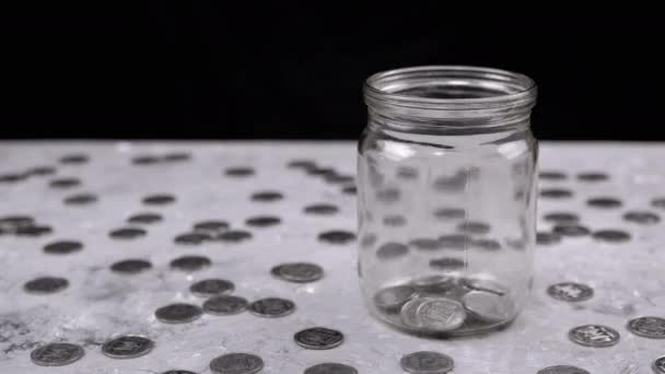 Stříbrné Mince Spadají Skleněné Sklenice Pozadí Roztroušených Kopějek Časová Prodleva — Stock video