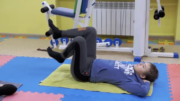 Teenager Machen Körperliche Übungen Turnen Liegen Auf Einer Matte Der — Stockvideo