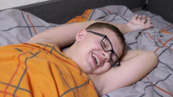 Sleepy Smiling Boy Bril Liggend Bed Opening Mouth Wide Geeltjes — Stockvideo