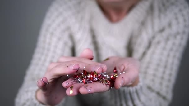 Mujer Feliz Sosteniendo Sus Manos Confetti Colores Brillantes Sobre Fondo — Vídeo de stock