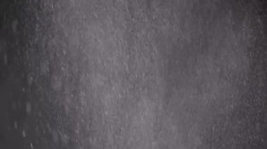 Düşen Karışık Parçacıklar, Kar Düşüşü, Toz, Enkaz, Kara Arkaplan Üzerine Toz. Girdap beyaz kar parçacıkları, kar taneleri, kar taneleri, bulutların içinde döner. Kar fırtınası, yıldız yağmuru. Boşluk. Soyut.