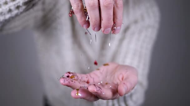Руки Играющие Блестящими Блестками Тинселя Конфетти Размытом Фоне Крупный План — стоковое видео