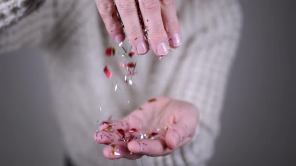 Mãos Brincando Com Brilhos Brilhantes Tinsel Confetti Fundo Desfocado Close — Vídeo de Stock