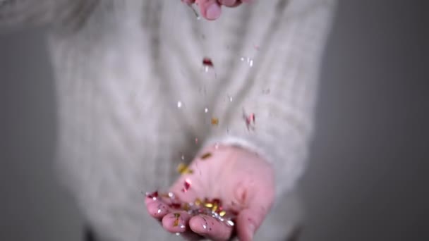 Mãos Brincando Com Brilhos Brilhantes Tinsel Confetti Fundo Desfocado Close — Vídeo de Stock