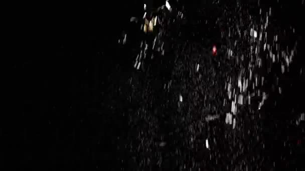 在黑色背景上的瀑布 微粒和雪花流 模糊的抽象动态背景的飞金 白色粉末 — 图库视频影像