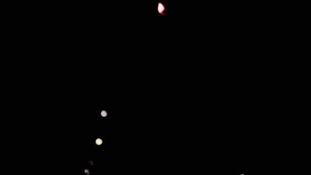 Heldere Glanzende Deeltjes Van Confetti Sequins Langzaam Vallen Zwarte Achtergrond — Stockvideo