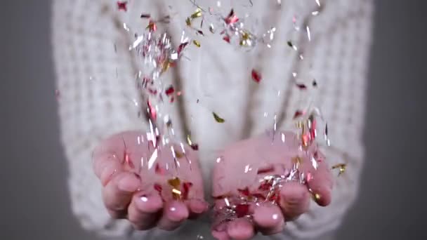 Kvinnliga Händer Kastar Blanka Glitter Tinsel Confetti Suddig Bakgrund Närbild — Stockvideo