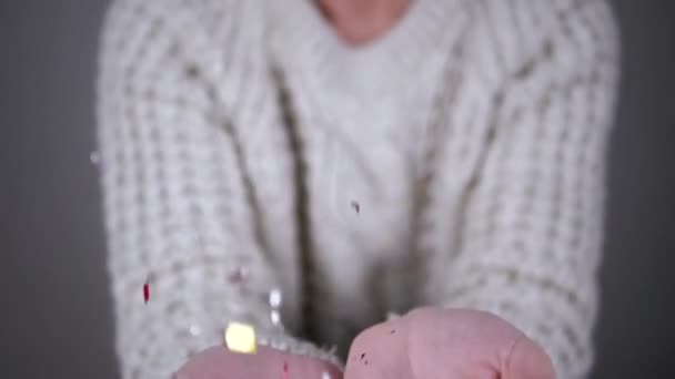 Mãos Femininas Atira Brilhantes Brilhantes Tinsel Confetti Fundo Desfocado Close — Vídeo de Stock
